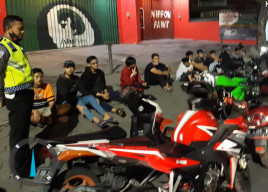 Razia Balap Liar, Belasan Remaja Dorong Sepeda Motor ke Polres Gresik