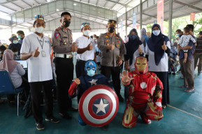 Polres Gresik Bersama Captain America dan Iron Man, Vaksinasi Ratusan Pelajar SD