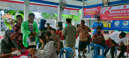 Meski Hujan Angin, Warga Tetap Datangi Gerai Vaksin Projo Sampang