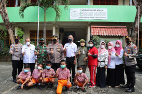 Kapolres Gresik, Tinjau Vaksinasi Anak Serentak di SDN Bedilan 2 Gresik
