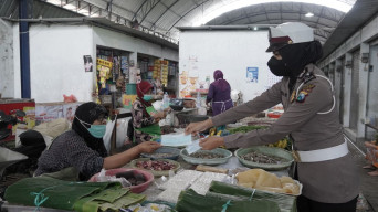 Satlantas Polres Gresik, Bagikan Ratusan Masker