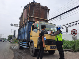 Kurangi Angka Kecelakaan, Satlantas Polres Gresik Tilang Belasan Truk ODOL