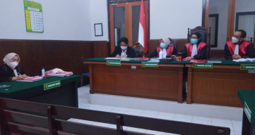 KULAKAN SABU DUA GRAM HARGA Rp. 2 JUTA, UNTUK DIJUAL LAGI, DAHLAN BIN DJATIM DIDAKWA SEBAGAI PENGEDAR