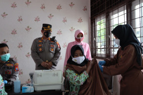 Kapolres Gresik Pantau Vaksinasi Booster Bhayangkari dan Puluhan Guru SLB. Ketua Cabang Bhayangkari Gresik Ny. Lina Nur Azis Juga Ikut Vaksin Booster
