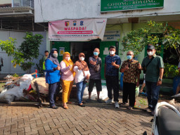 Kerja Bakti Massal SE Surabaya, Lurah Kupang Krajan Pantau Keliling RT-RW