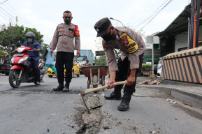 Cegah Kecelakaan, Polisi di Gresik Cor Jalan Berlubang Jembatan Sukomulyo
