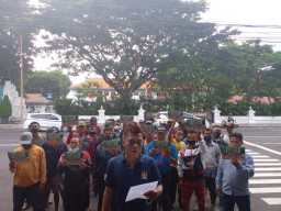 Warga Menuntut Pria Bertopi Miring Sebut Miras Bebas di Banyuwangi, Segera Ditangkap
