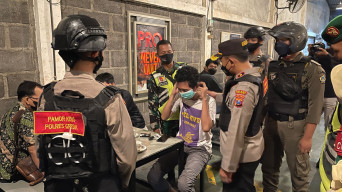Tegakan Disiplin Prokes, Kapolres Gresik Kerahkan Tim Pamor Keris Di Sejumlah Warkop