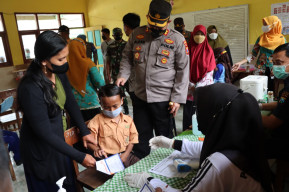 Kapolres Gresik, Tinjau Vaksinasi sekolah di daerah Perbatasan Gresik