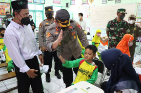 Kapolres Gresik, Diajak Tos Anak MI Usai Vaksinasi Covid-19