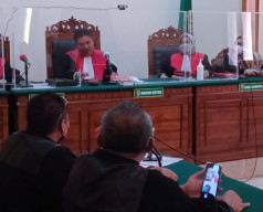 JAMBRET TAS BU JAKSA SAAT TURUN DARI MOBIL, DI DEPAN PN.SURABAYA, RESIDEVIS MOCH. YUNUS DIBUI 6 TAHUN