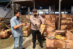 Kapolres Gresik Tinjau Gudang Distributor Minyak Goreng, Pastikan Stok Aman