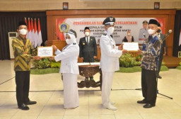 Dua Kades PAW Terpilih di Lantik, Bupati Gus Yani : Jaga Kondusifitas Desa