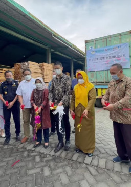 PT. VLI Gresik Ekspor Perdana Limbah kayu