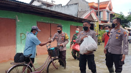 Terdampak Banjir, Polres Gresik Gerak Cepat Beri Bantuan Kepada Warga