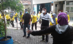 Untuk Tingkatkan Imun, Lurah Kupang Krajan, Beri Semangat PKK RW 3 Lakukan Senam Sehat