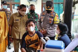 Polres Gresik, Fasilitasi Vaksin Kepada Warga di Kelurahan