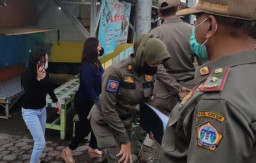 Puluhan pramusaji warkop, di angkut Satpol PP Gresik