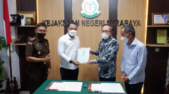 KEJARI SURABAYA, KEMBALIKAN ASET Rp.50 M MILIK PEMKOT SURABAYA