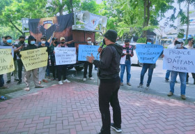 TIDAK DITAHANNYA TERDAKWA THE IRSAN PRIBADI, DALAM KASUS KDRT, MEMANTIK FAK UNJUK RASA SERUKAN AGAR DILAKUKAN PENAHANAN