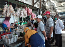 Pantau bahan pokok, Camat Umar Hasyim Blusukan ke Pasar Tradisional