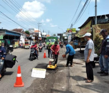 Camat Cerme, Pantau Langsung Proses Perbaikan Jalan