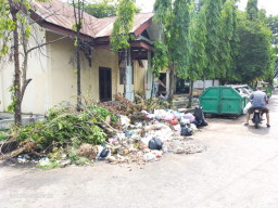DLH Cuek, Warga Keluhkan Aroma Sampah Tak Sedap Menumpuk di Jalan Masuk ke Sekolah