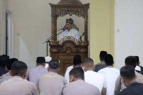 Hidupkan Malam Ramadan, Kapolres Gresik jadi Imam Salat Tarawih dan Tadarus