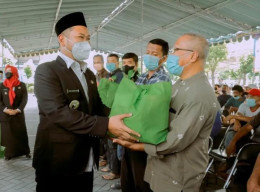 PEDULI SOPIR ANGKOT, OJEK MOTOR DAN DOKAR, BUPATI GRESIK SERAHKAN RATUSAN PAKET SEMBAKO
