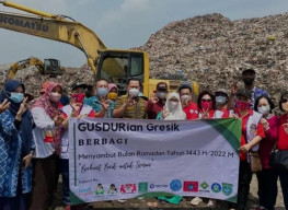 BUPATI GRESIK BARENG GUSDURIAN, FORMAGAM DAN PGI, SALURKAN 250 PAKET BANTUAN SEMBAKO UNTUK PEMULUNG DAN PETUGAS KEBERSIHAN