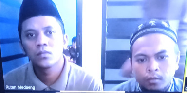 TAK TERIMA DIUSIR DARI KAFE, TEMBAKKAN SOFT GUN KE ARAH SEKURITI DAN POLISI. SEPTIAN DAN ABDUR RAHMAN DIVONIS 8 BULAN BUI