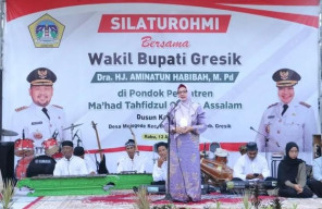 Kunjungi Balongpanggang, Bu Min Silaturahmi Dengan Masyarakat di Pondok Pesantren Ma had Tahfidzul Quran Assalam