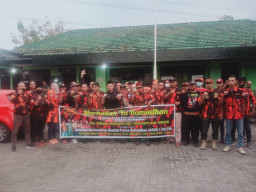 Bersama TNI, Pemuda Pancasila PAC Menganti Giat Bagikan Takjil