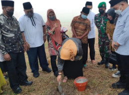 Wakil Bupati Gresik Aminatun Habibah, Hadiri Peletakan Batu Pertama Pembangunan Pertashop Desa Punduttrate