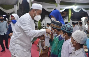 PERINGATI NUZULUL QURAN, BUPATI DAN WAKIL BUPATI GRESIK SANTUNI 1000 ANAK YATIM