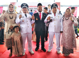 Hadir di pelantikan sang kakak, kades kembar Kedamean terlihat antusias