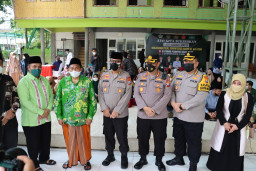 Polda Jatim bersama Ketua PCNU Gresik, Gelar Vaksinasi di Ponpes Darul Ihsan Menganti