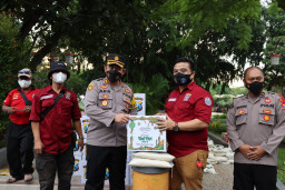 Gandeng Komunitas GOP, Polres Gresik Berbagi Takjil dan Sembako serta Imbau Warga Tertib Berlalulintas