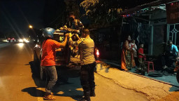 Kelelahan Dorong Motor Ban Bocor, Pedagang Mi Ayam di Gresik ditolong Polisi ke Bengkel