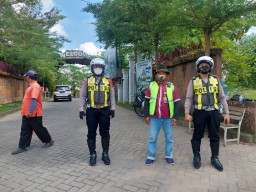 Tegakkan Prokes, Polres Gresik Bagikan Masker di Lokasi Wisata