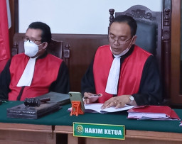 "ANIAYA SATPOL PP SAAT RAZIA PPKM DI CAFE BLUE FISH" FERRY JANUARIZAL DIHUKUM 1 TAHUN BUI