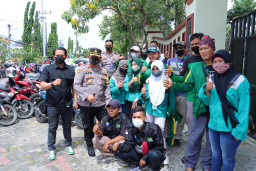 Kapolres Gresik, Secara Humanis Turun Langsung, Tenangkan Pendemo dan Ingatkan Prokes