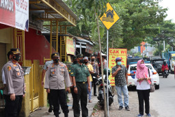 Kapolres Gresik, Pimpin Penyekatan Kendaraan Angkut Ternak Sapi di Morowudi
