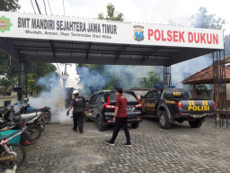 Antisipasi DBD, Polres Gresik Fogging&amp;nbsp Mapolres dan Jajaran Polsek