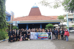 Penasaran Koleksi Koran Kuno Langka Melegenda, Rombongan UIN KHAS Jember Kunjungi PERPUSTAKAAN STIKOSA-AWS
