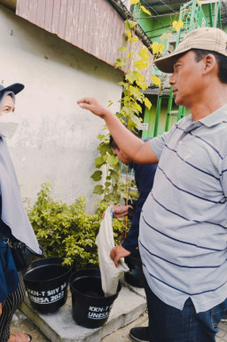 KKN Mahasiswa Unesa, Tanam Jambu Kristal di Depan Balai RW 3 Kupang Krajan 