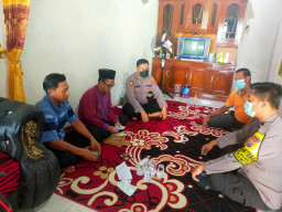 Polres Gresik, Takziah ke Rumah Duka Korban Kecelakaan Tol Sumo di Kedamean