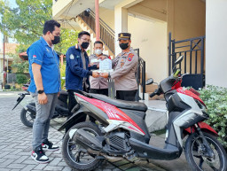 Polisi Serahkan Motor yang Raib Digondol Maling, Kepada Pemiliknya di Kos-kosan