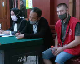 PAKAI ALAT SKIMMING, BOBOL 100 REKENING NASABAH SENILAI Rp. 3,6 MILIAR. YEVHEN KUZORA WARGA UKRAINA DIHUKUM 3 TAHUN BUI