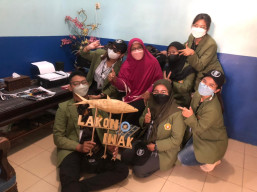 KOLABORASI MAHASISWA KKN TEMATIK 10 UPN VETERAN JAWA TIMUR DENGAN UMKM LAKON IWAK DALAM PEMBUATAN OLAHAN BANDENG